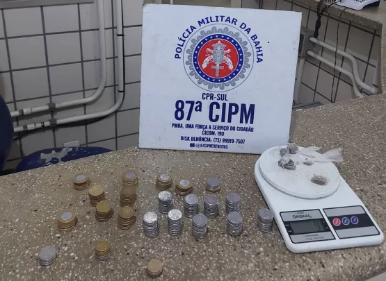Teixeira de Freitas: Suspeito foge ao ver a PM, que apreende maconha, dinheiro e balança