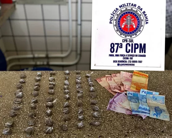 PM apreende menor com 59 papelotes de maconha; parte da droga estava escondida em um brejo
