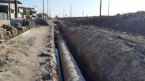 Obras de macrodrenagem avançam mais uma etapa no distrito de Itabatã