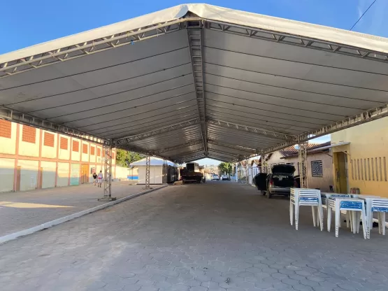 Prefeitura de Medeiros Neto começa a receber megaestrutura para Feira Cidadã