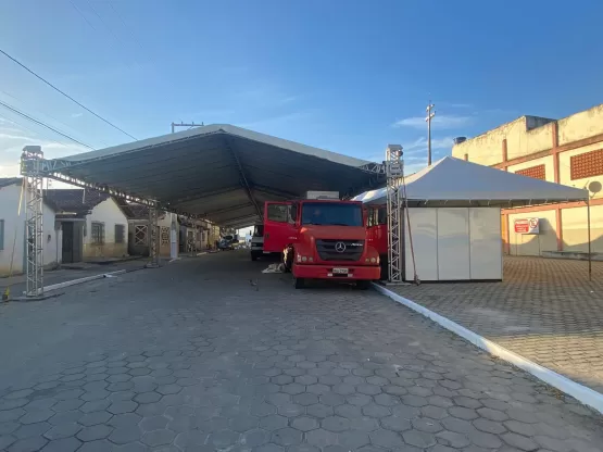 Prefeitura de Medeiros Neto começa a receber megaestrutura para Feira Cidadã
