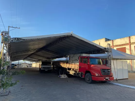 Prefeitura de Medeiros Neto começa a receber megaestrutura para Feira Cidadã