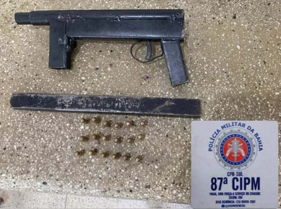 PM prende homem com submetralhadora em Teixeira de Freitas