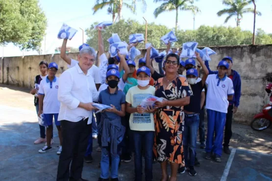 Prefeito faz entrega de 650 uniformes a alunos do Colégio São Bernardo, em Itanhém