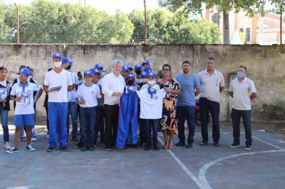 Prefeito faz entrega de 650 uniformes a alunos do Colégio São Bernardo, em Itanhém