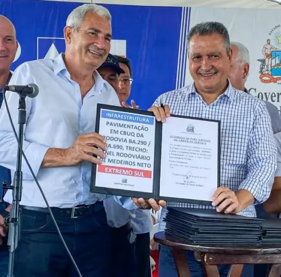 Prefeito Beto Pinto conquista várias obras junto ao governador Rui Costa durante assinatura de ordens de serviço para Medeiros Neto