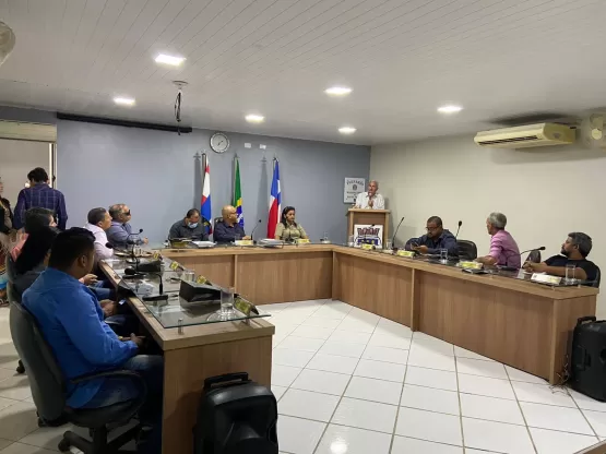 Prefeito Beto Pinto parabeniza vereador Pintão por reeleição na presidência da Câmara Municipal de Medeiros Neto