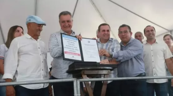 Prefeito de Lajedão comemora assinatura da ordem de serviço do asfalto que dá acesso a Vila Betinho na BA 693