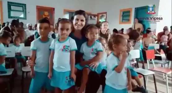 Prefeita Luciana Machado entrega mais de 16 mil uniformes para alunos da rede pública em Nova Viçosa