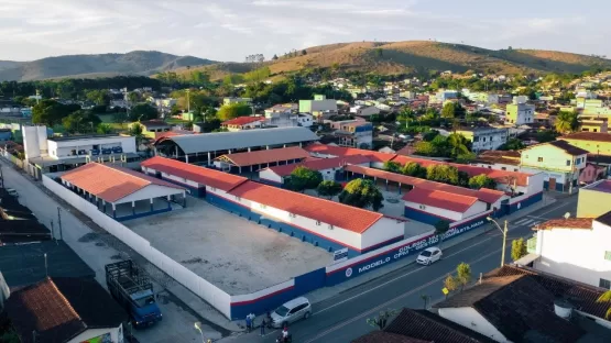 Prefeito Mildson entrega reconstrução da escola São Bernardo e anuncia asfalto para Ibirajá