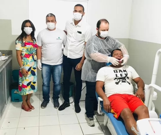 Prefeitura entrega novas próteses dentarias e eleva autoestima dos beneficiados, em Lajedão