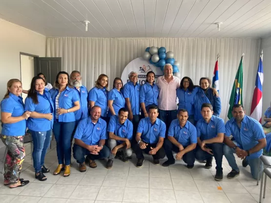 Prefeitura de Medeiros Neto entrega uniformes para servidores da Secretaria Municipal de Educação