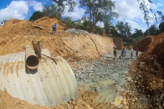 Prefeitura de Teixeira prossegue com obra na ladeira do Colina Verde