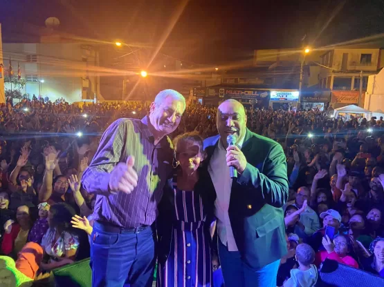 Medeiros Neto 64 Anos: Gerson Rufino faz público se emocionar em noite de louvor na Praça da Prefeitura