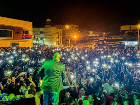 Medeiros Neto 64 Anos: Gerson Rufino faz público se emocionar em noite de louvor na Praça da Prefeitura