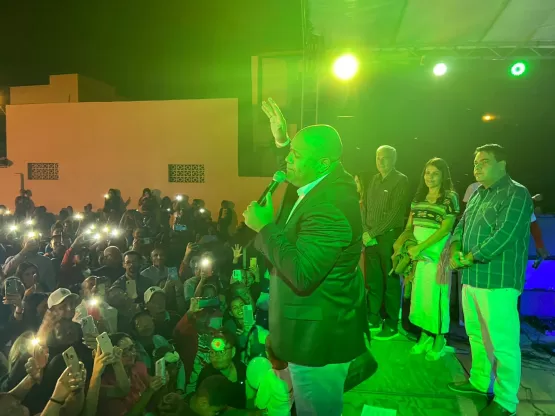 Medeiros Neto 64 Anos: Gerson Rufino faz público se emocionar em noite de louvor na Praça da Prefeitura