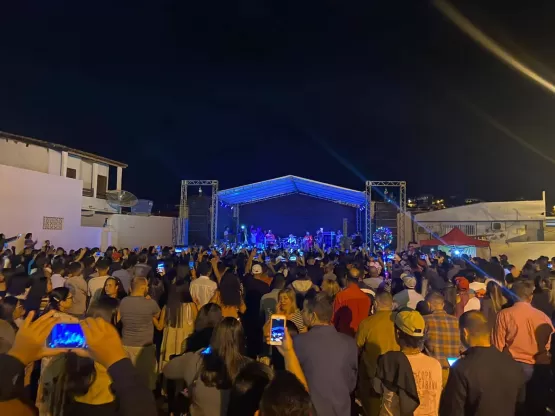 Medeiros Neto 64 Anos: Gerson Rufino faz público se emocionar em noite de louvor na Praça da Prefeitura