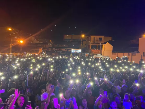 Medeiros Neto 64 Anos: Gerson Rufino faz público se emocionar em noite de louvor na Praça da Prefeitura