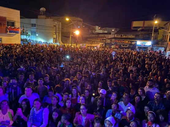 Medeiros Neto 64 Anos: Gerson Rufino faz público se emocionar em noite de louvor na Praça da Prefeitura