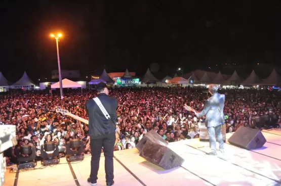 Show de Amado Batista lota parque na segunda noite do aniversário de Itanhém