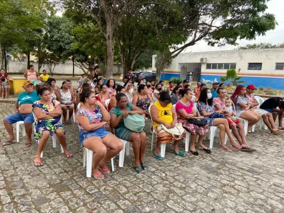 Prefeitura de Medeiros Neto realiza entrega de kits para famílias do bairro Uldurico Pinto
