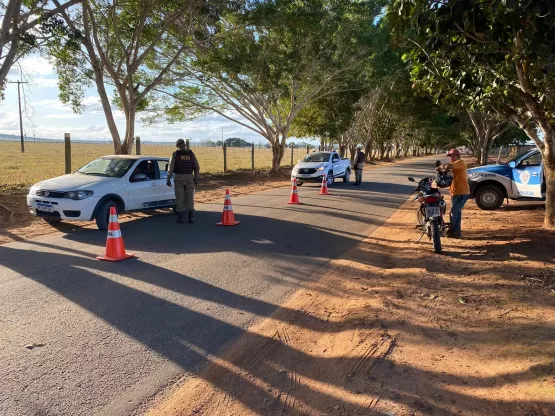 PM aborda centenas de pessoas, carros e motos em blitz na Operação Força Total