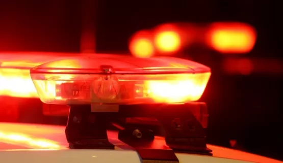 Mãe leva filho para jogar pedras em casas de vizinhos e acaba presa em SC