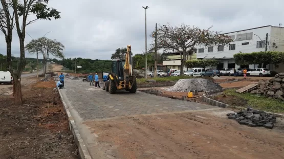 Prefeitura de Mucuri executa obras de construção do calçamento da ponta sul da Av ES em Itabatã