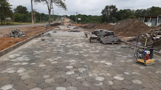 Prefeitura de Mucuri executa obras de construção do calçamento da ponta sul da Av ES em Itabatã