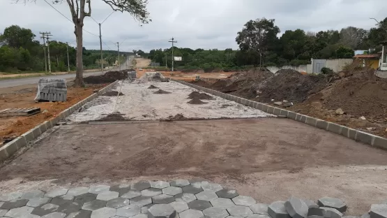 Prefeitura de Mucuri executa obras de construção do calçamento da ponta sul da Av ES em Itabatã