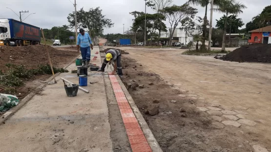 Prefeitura de Mucuri executa obras de construção do calçamento da ponta sul da Av ES em Itabatã