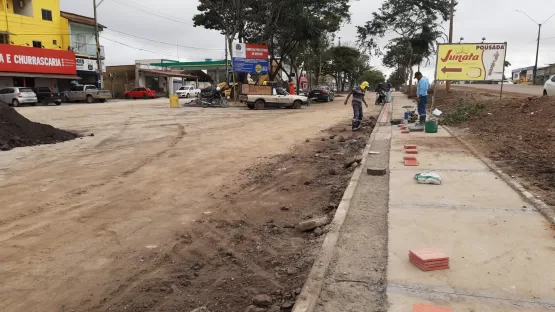 Prefeitura de Mucuri executa obras de construção do calçamento da ponta sul da Av ES em Itabatã