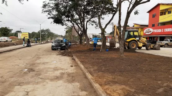 Prefeitura de Mucuri executa obras de construção do calçamento da ponta sul da Av ES em Itabatã