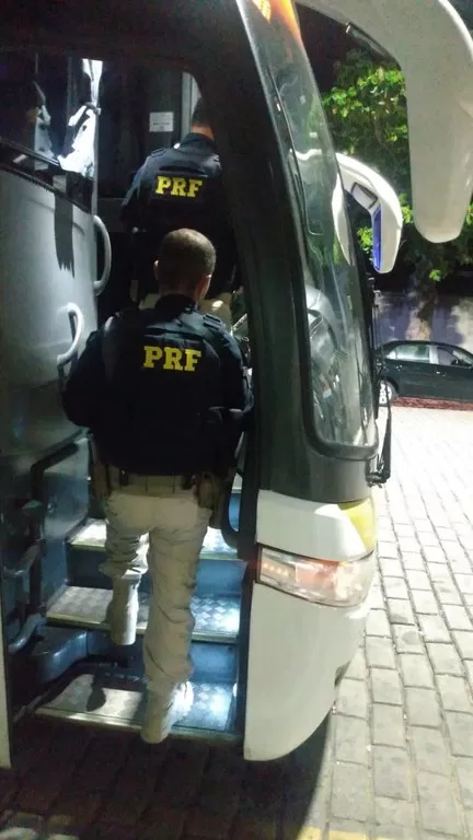 Menor de 16 anos que fugia de Teixeira de Freitas para conhecer namorado virtual é resgatada pela PRF em Linhares - ES