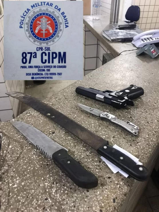 PM apreende pistola de airsoft, faca, facão e canivete em carro de suspeito de violência doméstica