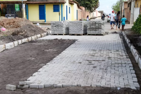 Prefeitura de Teixeira de Freitas prossegue com pavimentação no bairro Jerusalém