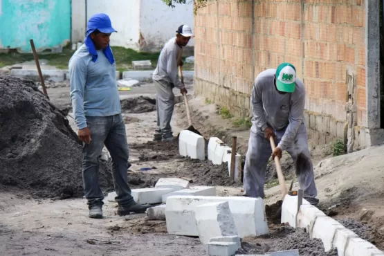 Prefeitura de Teixeira de Freitas prossegue com pavimentação no bairro Jerusalém