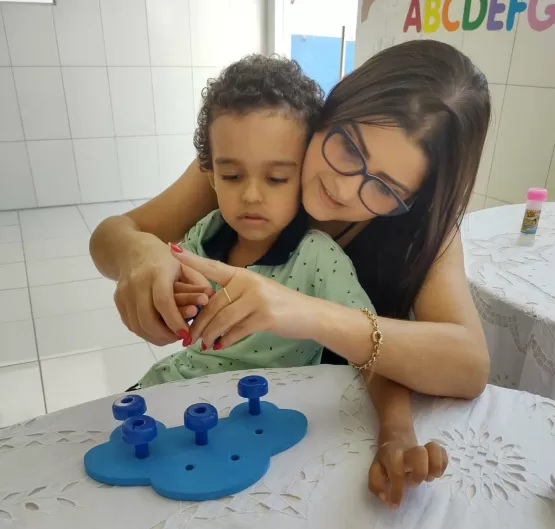 Prefeitura de Medeiros Neto traz terapeuta ocupacional para consultoria na Educação Especial do município