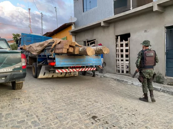 Operação Guardiões do Bioma  - Policiais da CIPPA apreende carregamento ilegal de madeira nativa