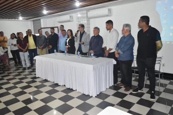 Prefeito de Teixeira de Freitas apresenta projeto de drenagem no entorno do shopping Teixeira Mall