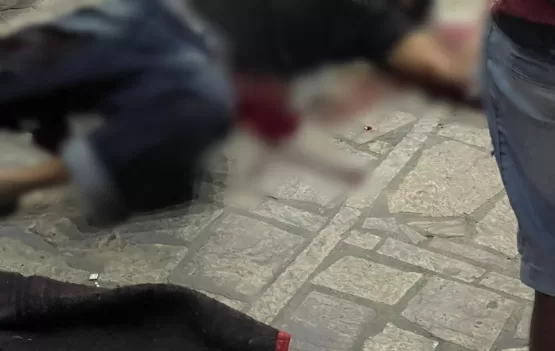 Homem fica com vísceras expostas ser  atacado com facadas no Centro de Teixeira de Freitas
