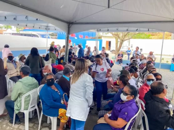 Pacientes realizam revisão cirúrgica de catarata no Hospital Municipal de Medeiros Neto