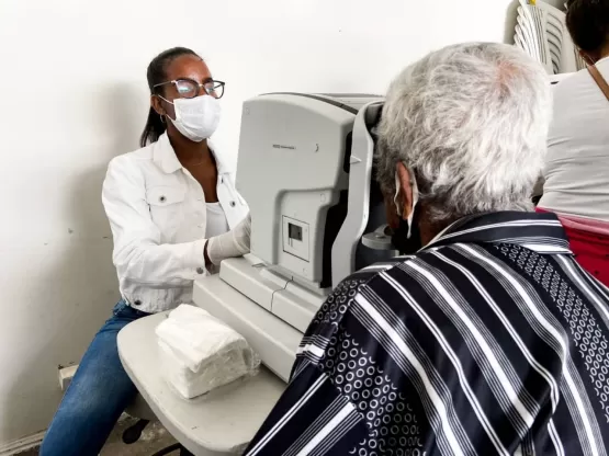 Pacientes realizam revisão cirúrgica de catarata no Hospital Municipal de Medeiros Neto