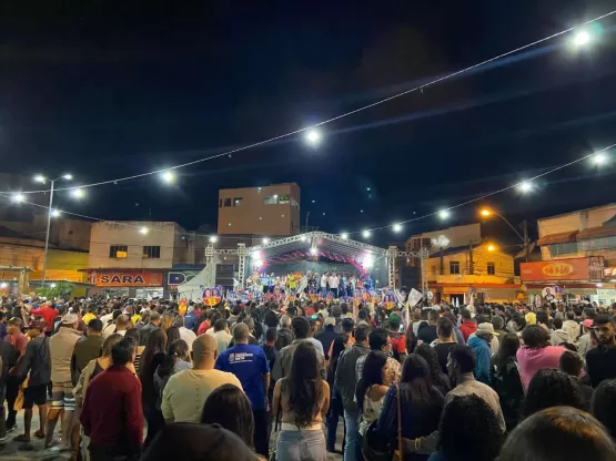 Prefeito de Medeiros Neto, Beto Pinto recebe Jerônimo Rodrigues e caravana durante ato de campanha na Praça Sete