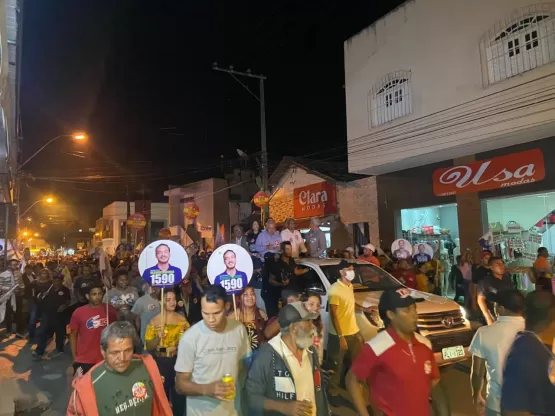 Prefeito de Medeiros Neto, Beto Pinto recebe Jerônimo Rodrigues e caravana durante ato de campanha na Praça Sete