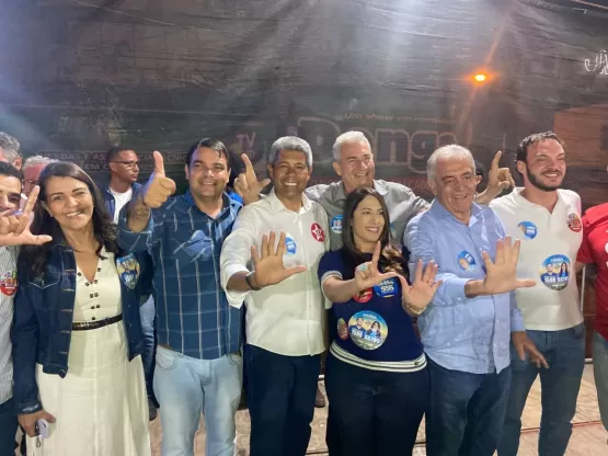 Prefeito de Medeiros Neto, Beto Pinto recebe Jerônimo Rodrigues e caravana durante ato de campanha na Praça Sete