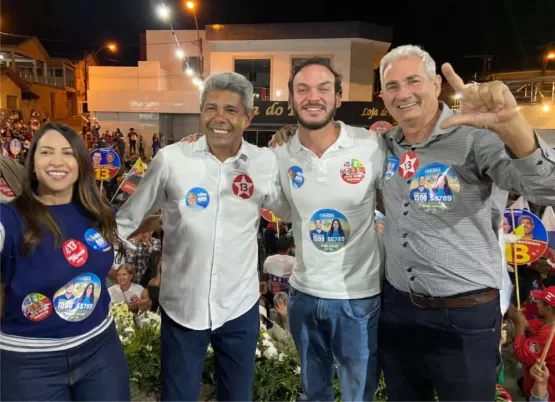 Prefeito de Medeiros Neto, Beto Pinto recebe Jerônimo Rodrigues e caravana durante ato de campanha na Praça Sete