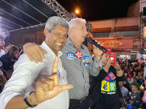 Prefeito de Medeiros Neto, Beto Pinto recebe Jerônimo Rodrigues e caravana durante ato de campanha na Praça Sete