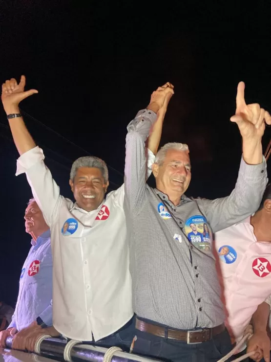 Prefeito de Medeiros Neto, Beto Pinto recebe Jerônimo Rodrigues e caravana durante ato de campanha na Praça Sete