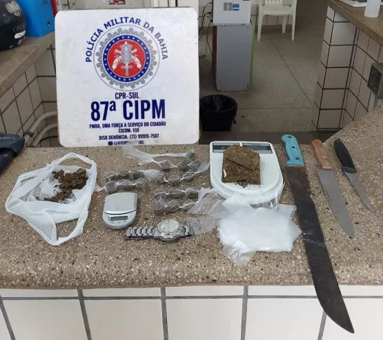 PM apreende maconha, facas e facão abandonados por suspeito antes de fugir